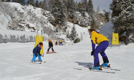 Viele lustige "Hindernisse" für die Kinder beim Skifahren lernen