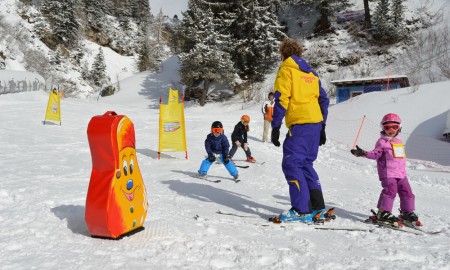 nauczyć się wiele zabawnych przeszkód dla dzieci podczas jazdy na nartach